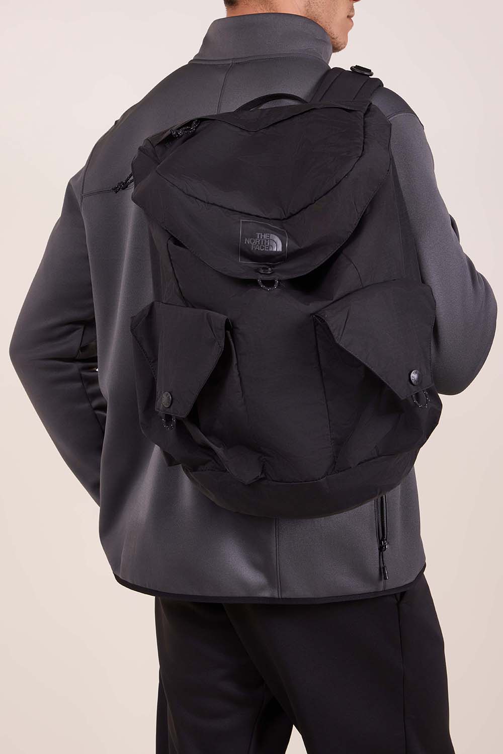 תמונת כל הלוק של תיק גב